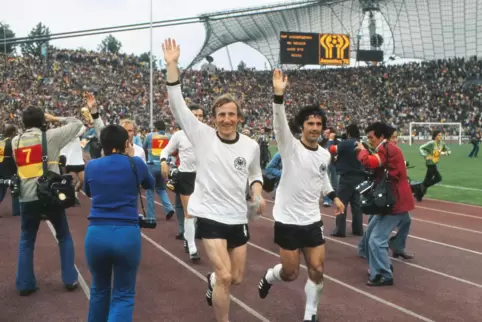 Ehrenrunde in „ihrem“ Münchner Olympiastadion nach dem gewonnenen WM-Finale 1974 gegen die Niederlande: „Katsche“ Schwarzenbeck 