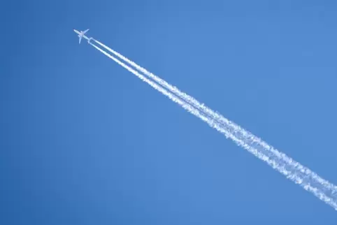 Kerosinablass eines Flugzeuges. 