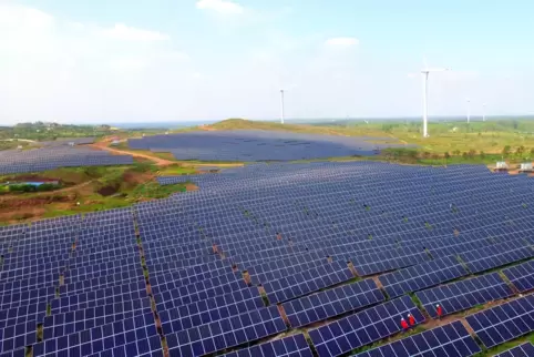Möglichkeit zur Stromgewinnung aus erneuerbarer Energie: eine große Freiflächen-Photovoltaikanlage. 