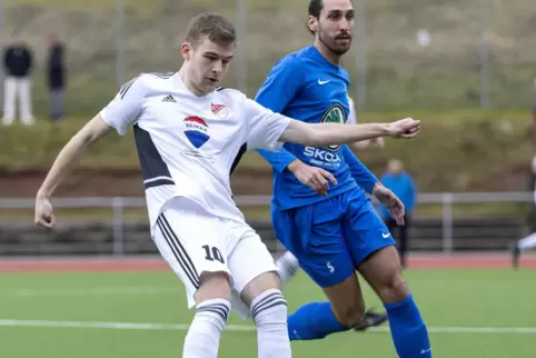 Nicht mehr Trainer und Spieler in Göllheim: Daniel Ghoul (rechts, gegen Otterbergs Aaron Robin Schady.