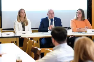 Christina Rauch (links) und Maren Müller hören die Rede des wiedergewählten CDU-Vorsitzenden Christian Gauf, in der er viele pol