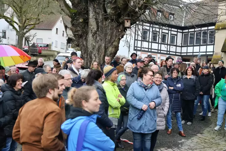 Zwischen 120 und 150 Menschen versammelten sich neben der Abteikirche zu einer Mahnwache. 