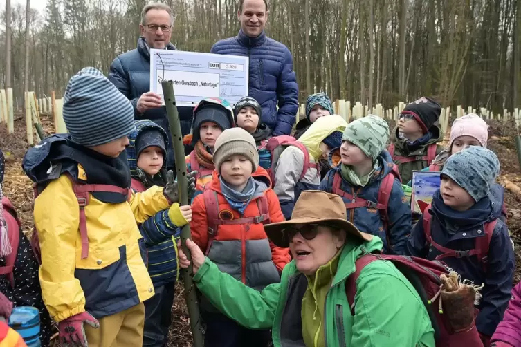 Die Jakob-Hildenbrand-Stiftung (hinten Erich Klingel und Denis Clauer) spendet 3.920 Euro für den Naturtag der Kita Gersbach. Vo