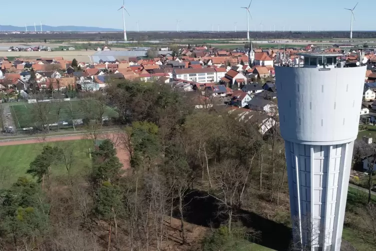 Ohne Strom ist der Wasserturm (hier der von Hatzenbühl) schnell leer. Auch deshalb sollen Notstromaggregate angeschafft werden. 