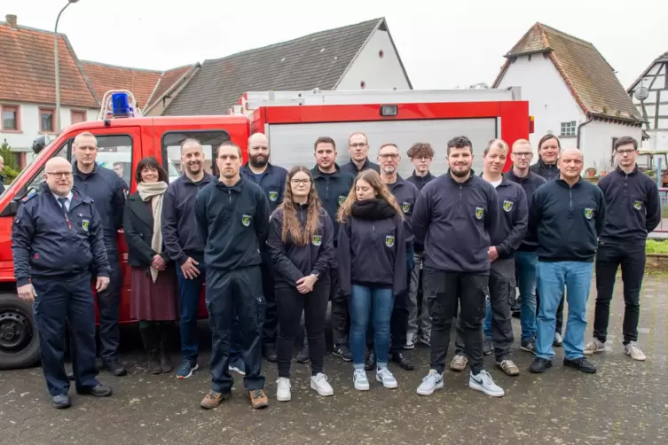 Einsatzbereit: die neu aufgestellte Feuerwehr-Einheit Höringen. Über deren Engagement freuten sich auch Verbandsbürgermeister Ru