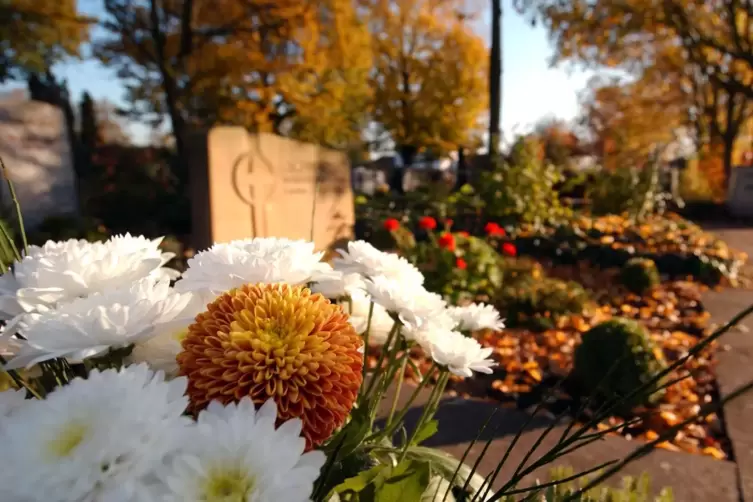 Blumen für die Verstorbenen dürfen auf den Friedhöfen der VG Lambsheim-Heßheim nicht neben Rasenurnengräbern platziert werden. 