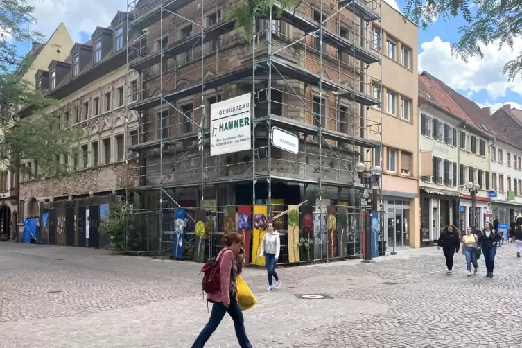 Das Haus verfällt vor aller Augen an einem zentralen Platz der Stadt. 