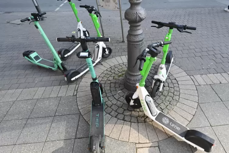 Sorgen derzeit für viele Diskussionen: die E-Scooter zum Mieten.