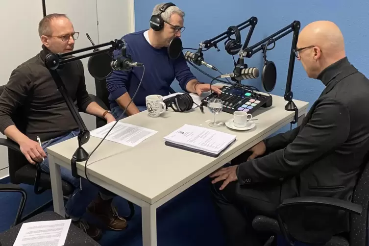 Im Podcast-Gespräch: Alexander Klein (rechts) mit den Redakteuren (von links) Christoph Hämmelmann und Uwe Renners. 