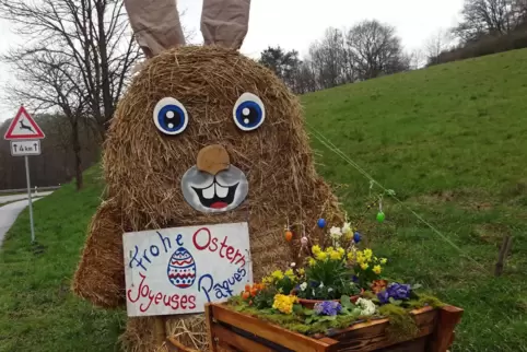 „Mit dem Strohosterhasen am Ortseingang von Niederkirchen wünsche ich allen Lesern der RHEINPFALZ frohe Osterfeiertage und unser