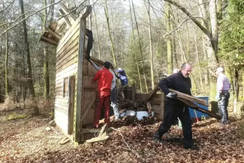 Einst Hütte am Pflanzgarten, dann Jagdhütte und schließlich nur noch ein riesiger Dreckhaufen, der im Pfälzerwald nichts zu such