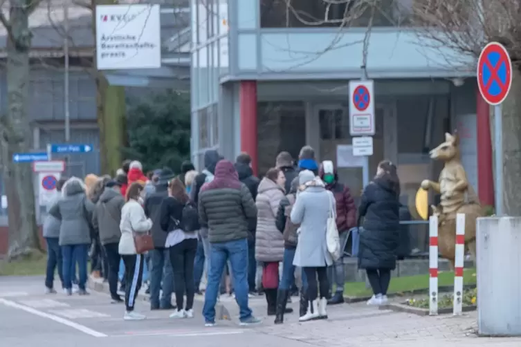 Stundenlang anstehen für den Arztbesuch: Kranken-Schlange vor der Landauer Bereitschaftspraxis Ende Dezember. Ähnliche Szenen ga