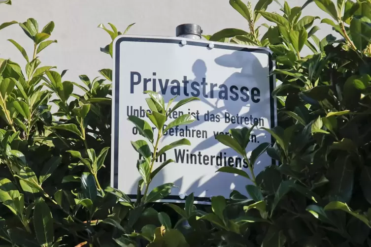 Die Stadt sagt, die private Wohnstraße sei anzusehen wie jede andere private Grundstückszufahrt.