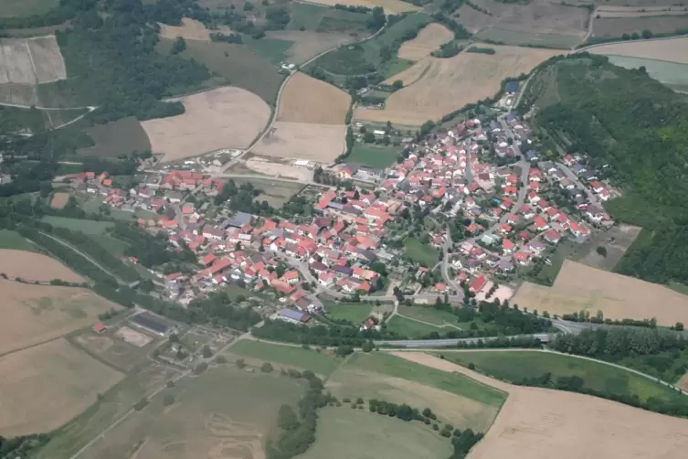 Aus luftiger Höhe betrachtet: die Ortsgemeinde Niedermoschel. 