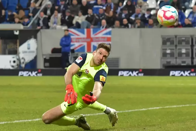 Andreas Luthe spielt auch kommende Saison für dem FCK.