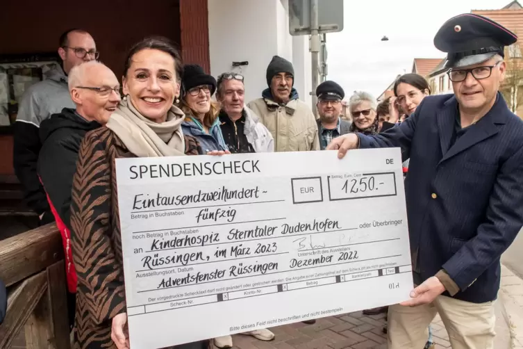 Riesenscheck, respektables Sümmchen: Beate Deuwel vom Kinderhospiz Sterntaler nimmt die Zuwendung von Peter Kimmel entgegen. Mit