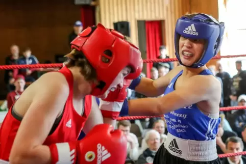 Zur deutschen Meisterschaft: Lorin Sayim (rechts) besiegt Josefine Berg.