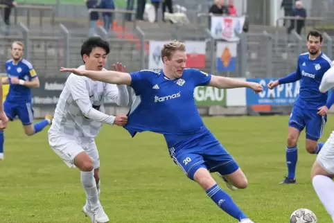 Klares Foul, doch der Schiri sieht's nicht: Der Japaner im Gonsenheimer Trikot, Kaito Shimoda, bringt Dennis Krob beim Schuss au