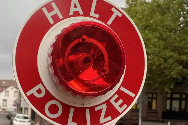 Als die Polizei den Fahrer einer Verkehrskontrolle unterziehen wollten, gab dieser Gas. 