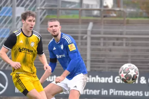 Das Spiel im Framas-Stadion lief, aber wer zu spät kam, konnte nur durchs Gitter schauen. 