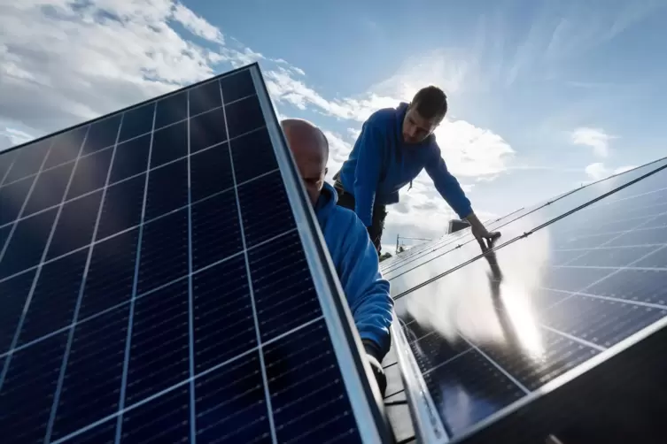 Montage von Photovoltaikmodulen auf dem Dach eines Wohnhauses: Spezielle Versicherungen decken auch den Ertragsausfall ab, wenn 