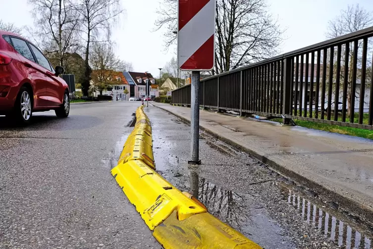 Beide Brücken am Kik-Markt in Hornbach sind marode und seit Jahren ist die Fahrbahnbreite eingeschränkt, damit weniger Gewicht a