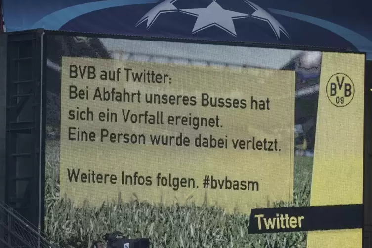 Die Zuschauer im Stadion werden informiert.