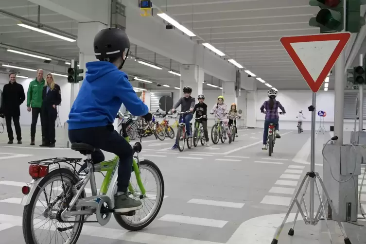 Die Messehalle 5A als Verkehrsübungsplatz: Am Mittwoch zeigten Husterhöhschüler, was sie auf dem Rad können.