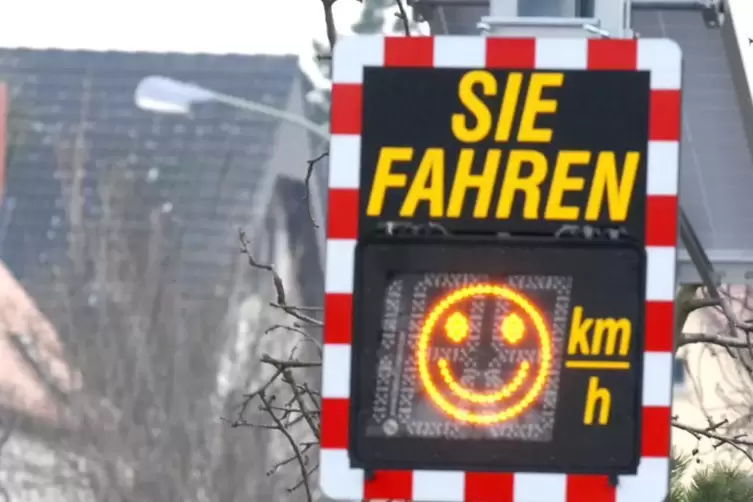 Belohnt Fahrer, die sich ans Tempolimit halten, mit einem Smiley: Geschwindigkeitsmesser. 