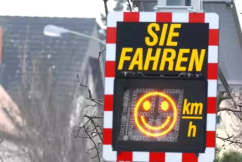 Belohnt Fahrer, die sich ans Tempolimit halten, mit einem Smiley: Geschwindigkeitsmesser. 