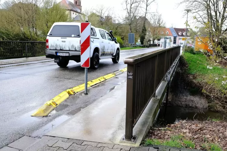 Die Fahrbahn wurde bereits verengt. 