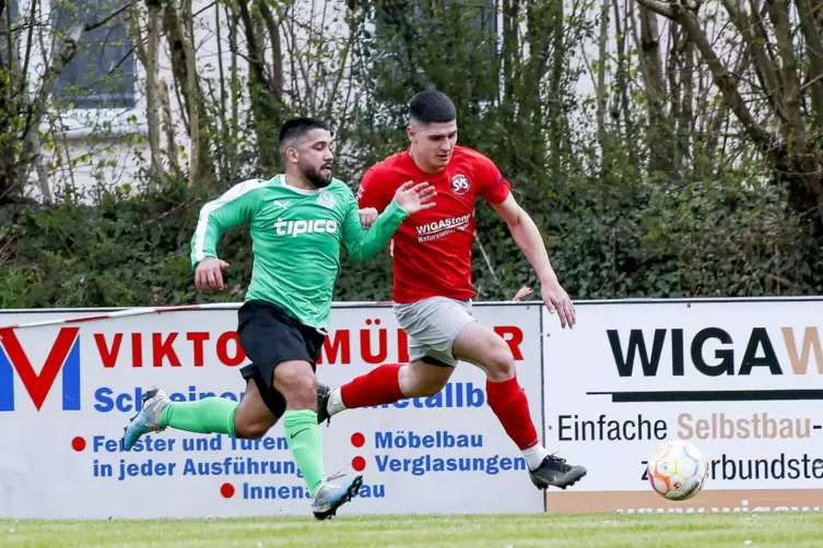 Getoar Güven (links) vom TuS Rüssingen im Laufduell mit Steinwendens Leon Giardiello. 