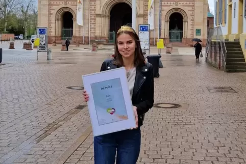 Die Pfälzische Weinkönigin Lea Baßler mit einer der Urkunden der Prämierung.