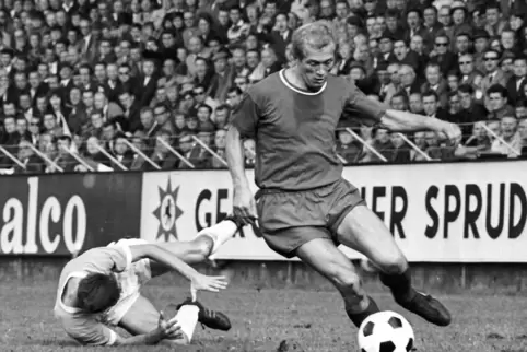 Willi Wrenger (rechts) 1965 im FCK-Heimspiel gegen 1860 München. 