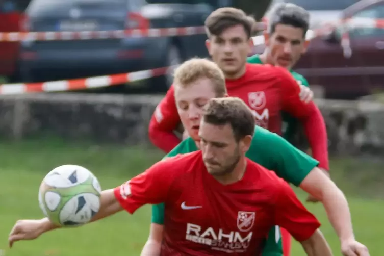 Hat seine Rotsperre abgesessen und ist gegen die FCK-Portugiesen wieder dabei: Joshua Paul.