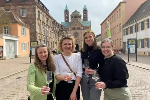 Weinhoheiten bei "Wein am Dom" 2023: Sandra Eder, Janina Huber, Lea Baßler und Lea Lechner (von links).