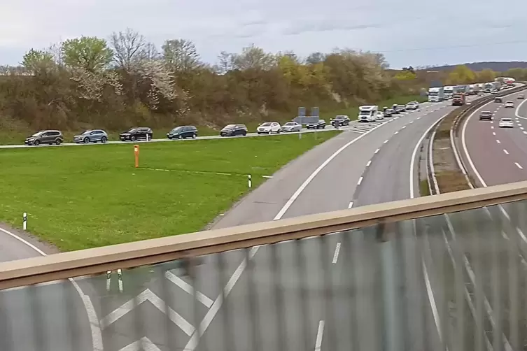 Wegen des Unfalls staute sich der Verkehr an der Ableitung von der A8 bei Contwig.