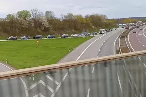 Wegen des Unfalls staute sich der Verkehr an der Ableitung von der A8 bei Contwig.