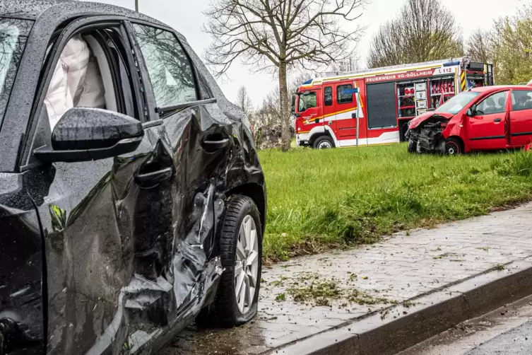 An den beiden beteiligten Autos entstand Totalschaden. 