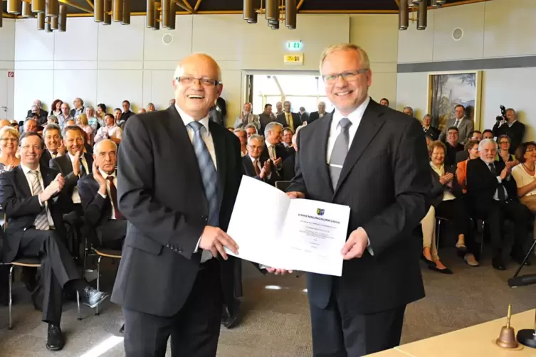  Beigeordneter Erhard Freunscht (links) übergibt Hans-Ulrich Ihlenfeld am 17. April 2013 im Sitzungssaal des Kreishauses die Ern