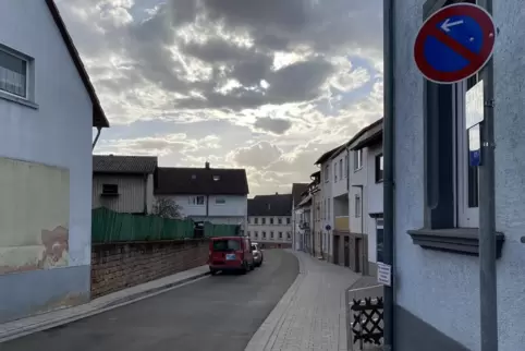 Um die Standfestigkeit der Sandsteinmauer (hier links im Bild) nicht zu gefährden, musste der Bordstein dort höher gebaut werden