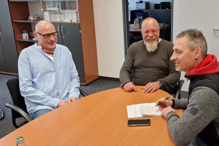 Michael Steitz (links) und Stefan Limburg im Gespräch mit Steffen Gierescher.