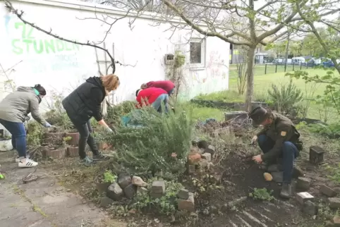 Am Samstag wurde in der Städtischen Kindertagesstätte in der Carl-Bosch-Siedlung fleißig gegärtnert. 