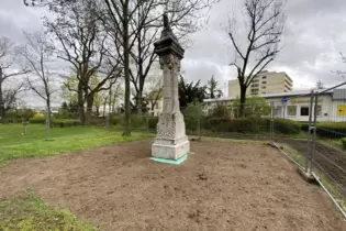 Die Säule mit dem Löwen ist noch zu sehen, das Brunnenbecken ist weg.