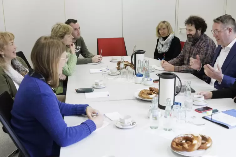 Minister Alexander Schweitzer (Zweiter von rechts) zu Gast in der Lokalredaktion (von links): Julia Luttenberger, Gabriele Schöf