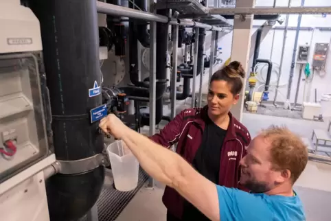 Tägliches Prozedere: Laura Riedel und Tobias Scheick nehmen an der Filteranlage eine Wasserprobe. 