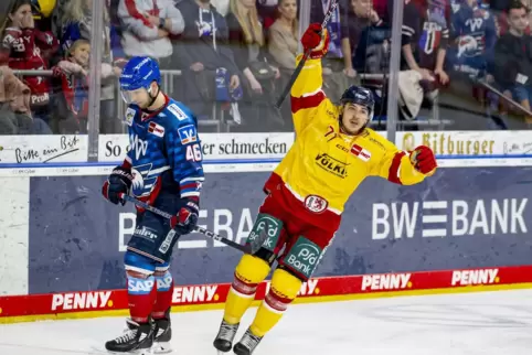 Daniel Fischbuch bejubelt hier noch einen Treffer gegen die Adler. 