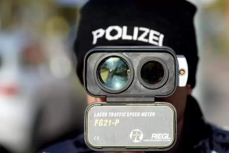 Für die Tempokontrolle fehlt der Polizei aufgrund vielfältiger anderer Aufgaben häufig die Zeit. Immer mehr Städte wollen deshal