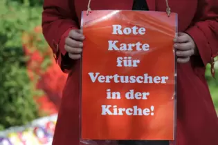 Bundesweit protestieren Menschen gegen Vertuschung von sexuellem Missbrauch in der Kirche. Unser Foto zeigt eine Aktion 2010 in