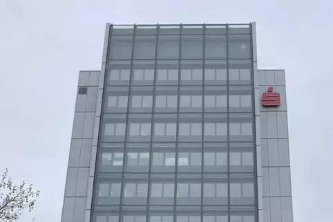 Die Sparkasse Vorderpfalz, hier die Hauptgeschäftsstelle am Ludwigsplatz in Ludwigshafen, hat die in finanzielle Schieflage gera